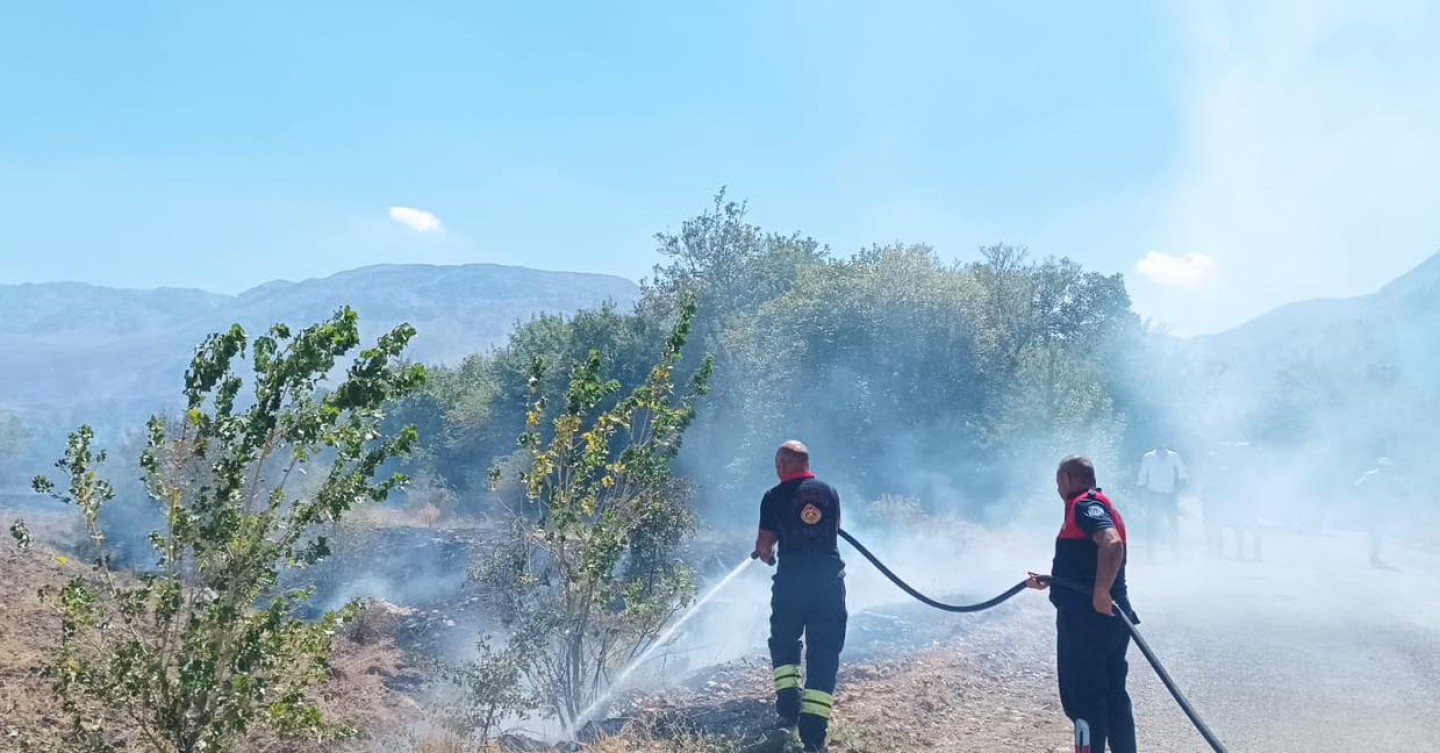 Belediyemiz İtfaiye Müdürlüğü ekipleri sıcak yaz aylarında ot yangınlarına anında müdahale ediyor.