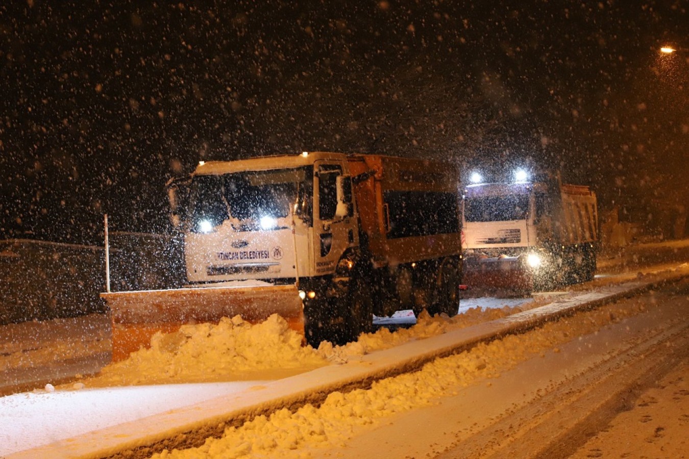 Belediyemiz Kar Küreme Çalışmalarına gece saatlerinden itibaren devam ediyor.