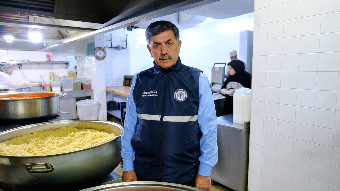 Belediyemiz Ramazan ayı boyunca ihtiyaç sahibi ve yaşlı vatandaşlara yönelik iftar yemeği hizmetini sürdürüyor