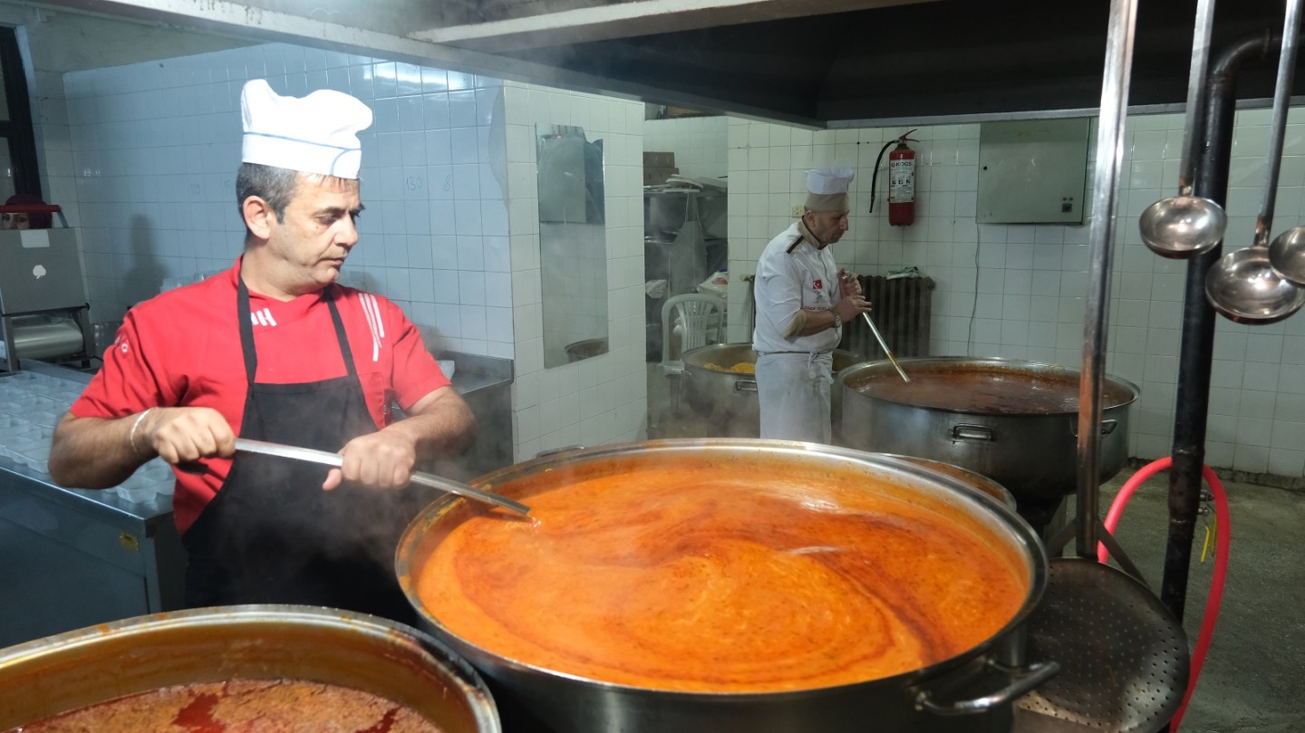 Belediyemiz tarafından Ramazan ayında günlük 900 kişiye iftar yemeği götürülüyor.
