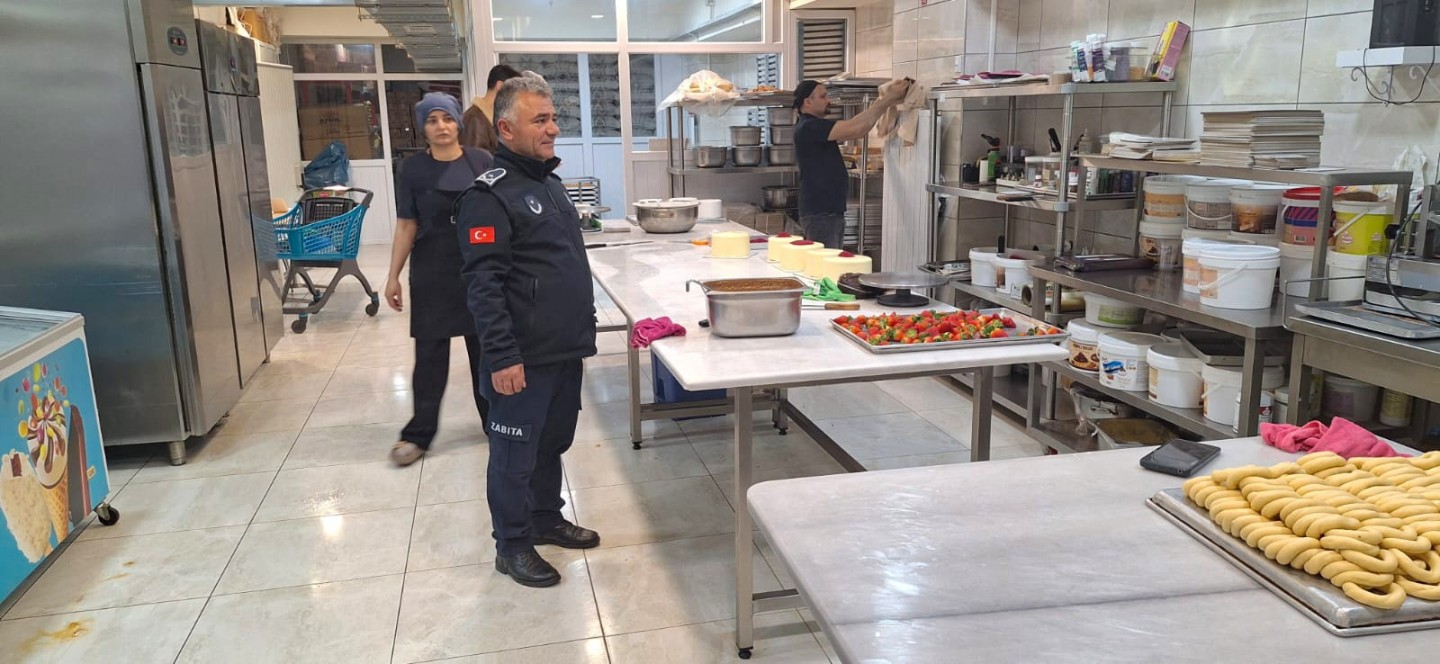 Belediyemiz Zabıta Müdürlüğü, Ramazan Bayramı öncesi tatlı ve börek üretimi Yapan işletmeleri denetledi.