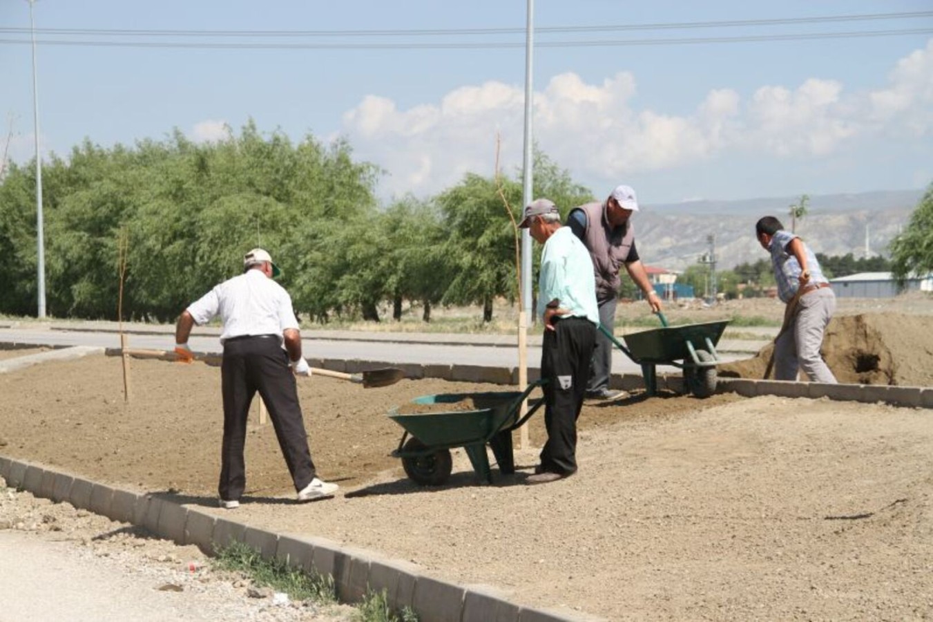 BELEDİYENİN YEŞİL ATAĞI DEVAM EDİYOR