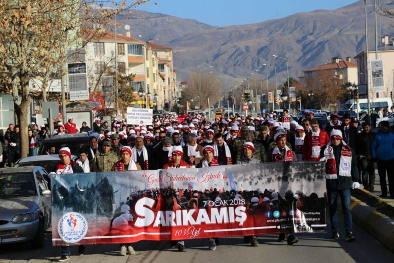 BİNLERCE KİŞİ SARIKAMIŞ ŞEHİTLERİ ANISINA YÜRÜDÜ