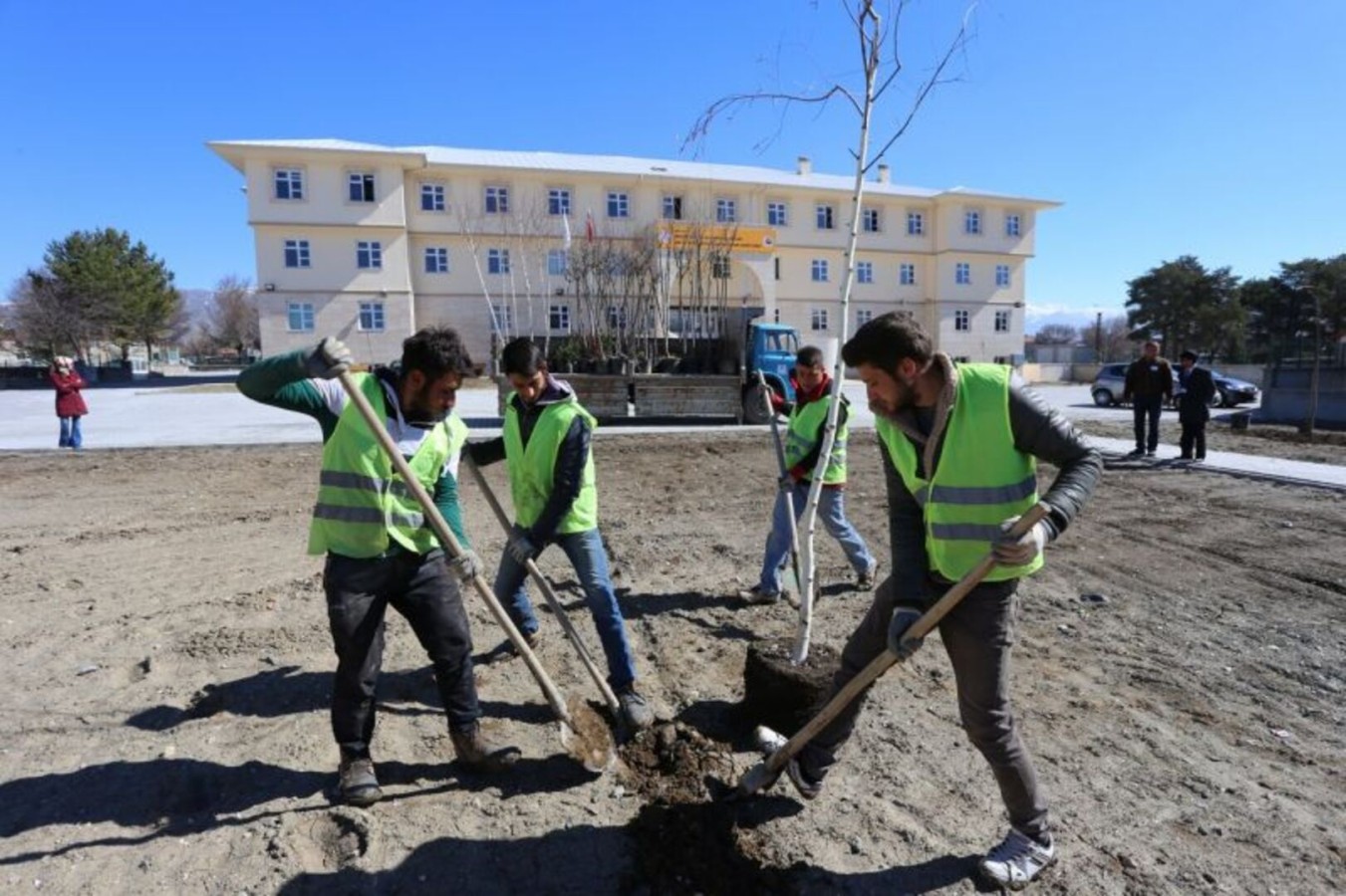 Bu Sene 5 bin Ağacı Toprakla Buluşturuyoruz.