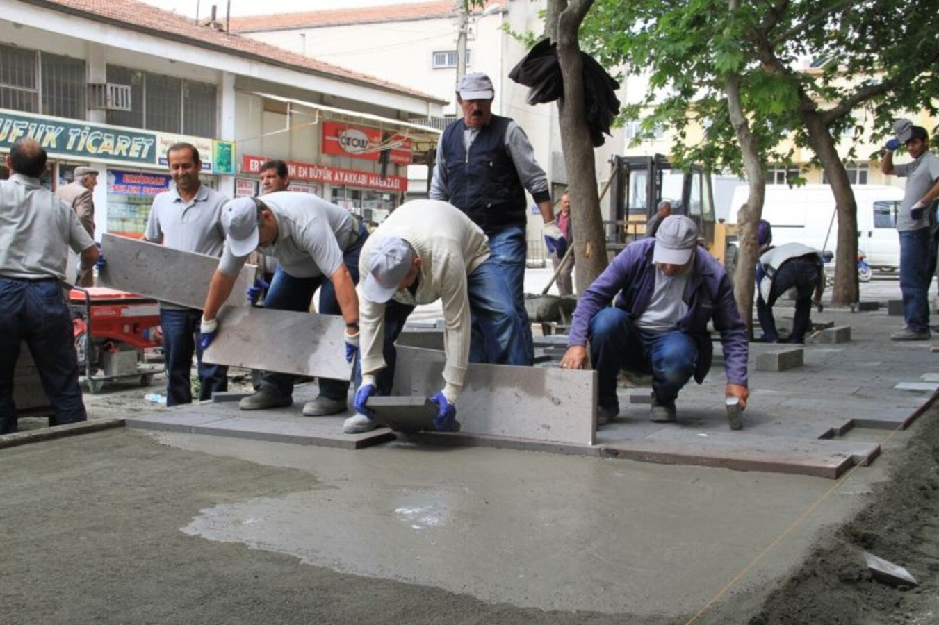 BUĞDAY MEYDANI KUZEYİNDEKİ YOL YENİLENİYOR