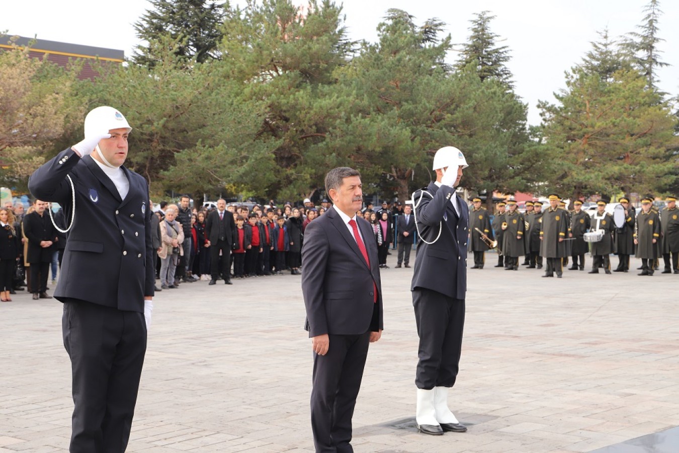 Büyük önder Mustafa Kemal Atatürk ü saygıyla andık