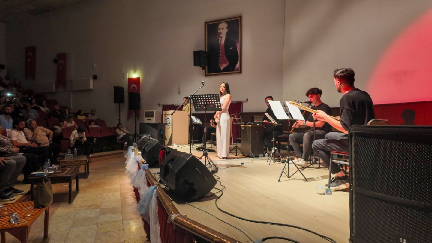 Canlı Sesler Ses Yarışması final programı gerçekleştirildi.