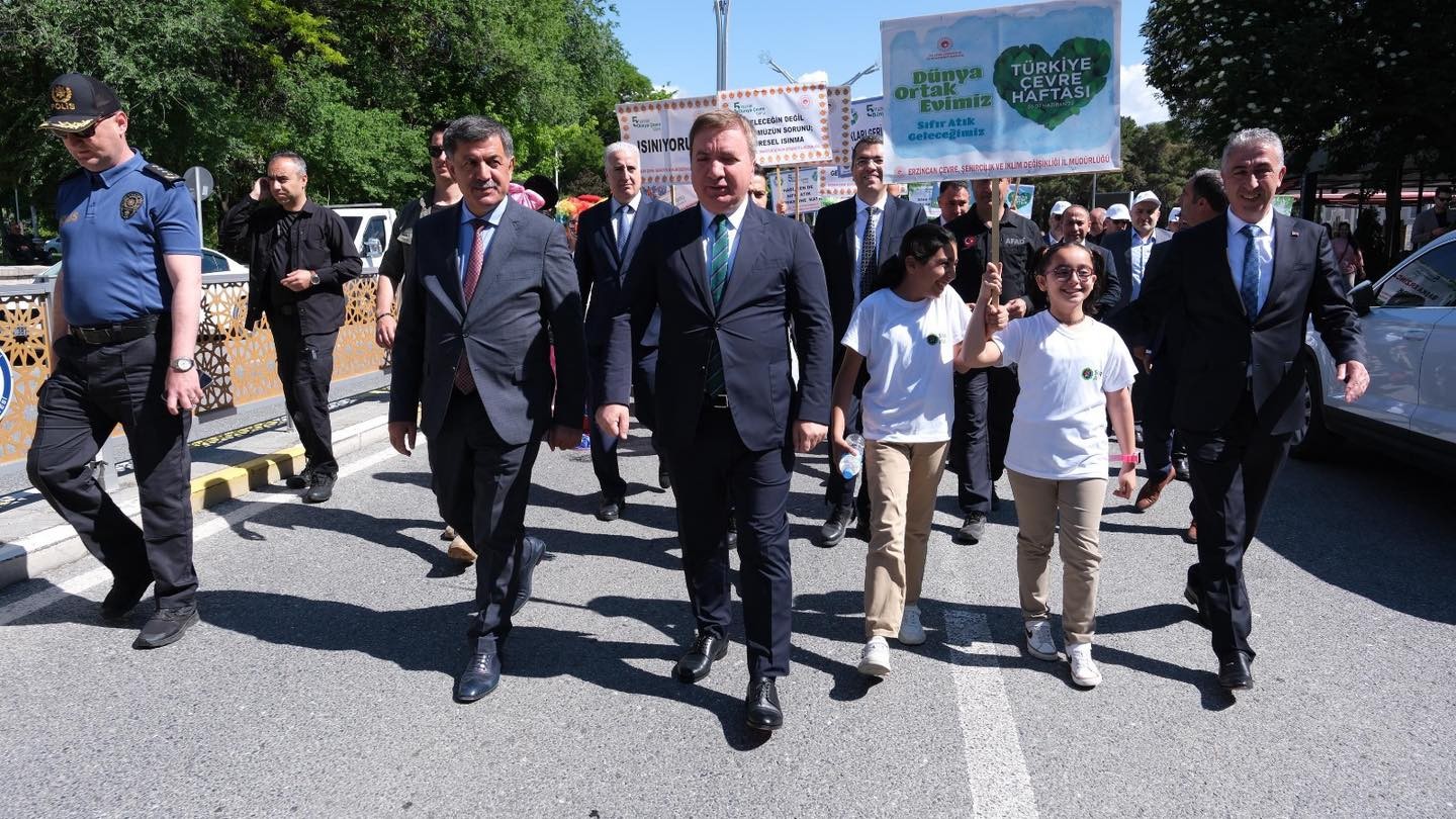 Çevrene iyi Bak: Plastik kirliliği ile Mücadele Temalı Farkındalık Yürüyüşü.