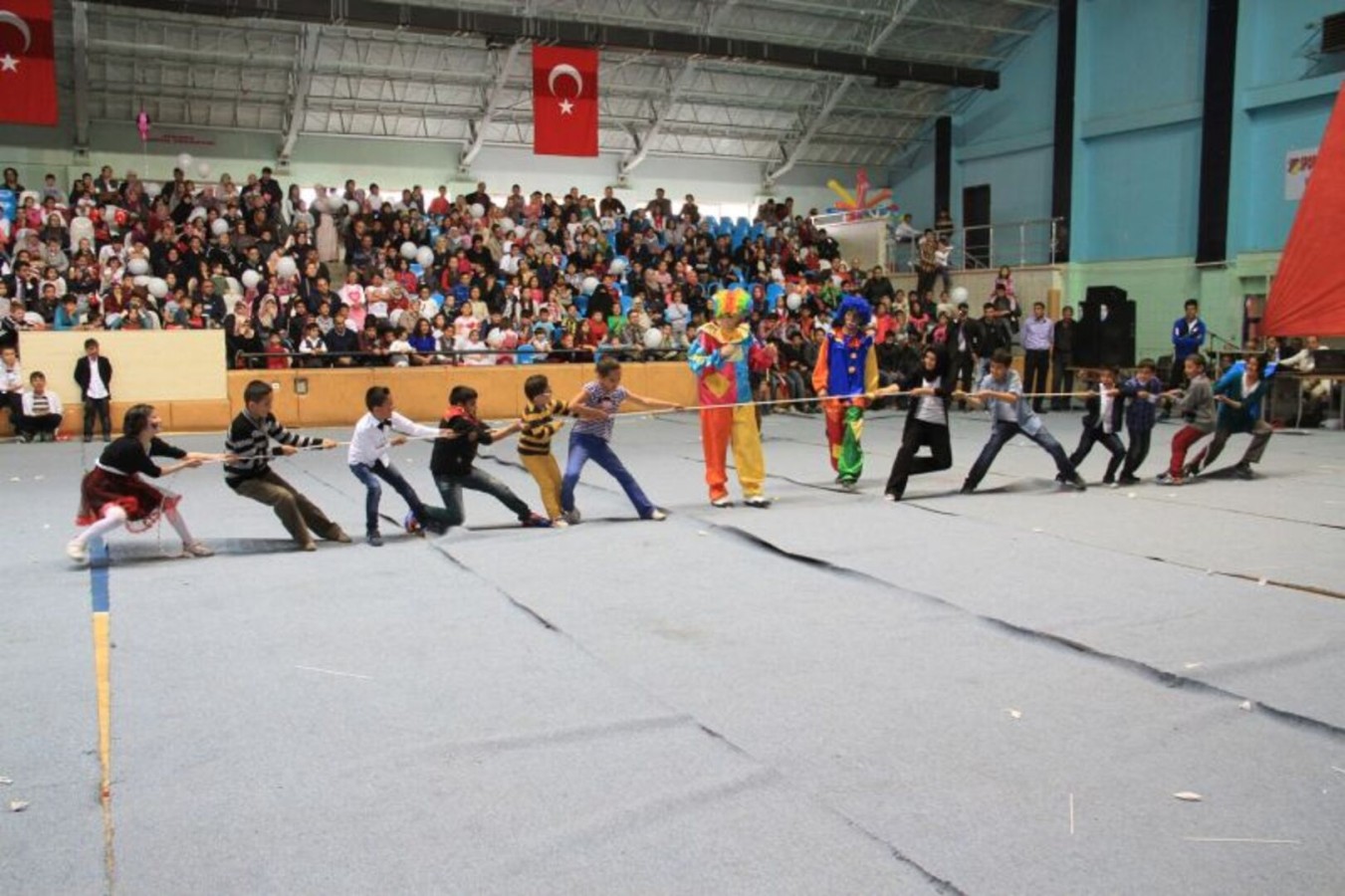 ÇOCUK ŞENLİĞİMİZDE YÜZLERCE ÇOCUK DOYASIYA EĞLENDİ