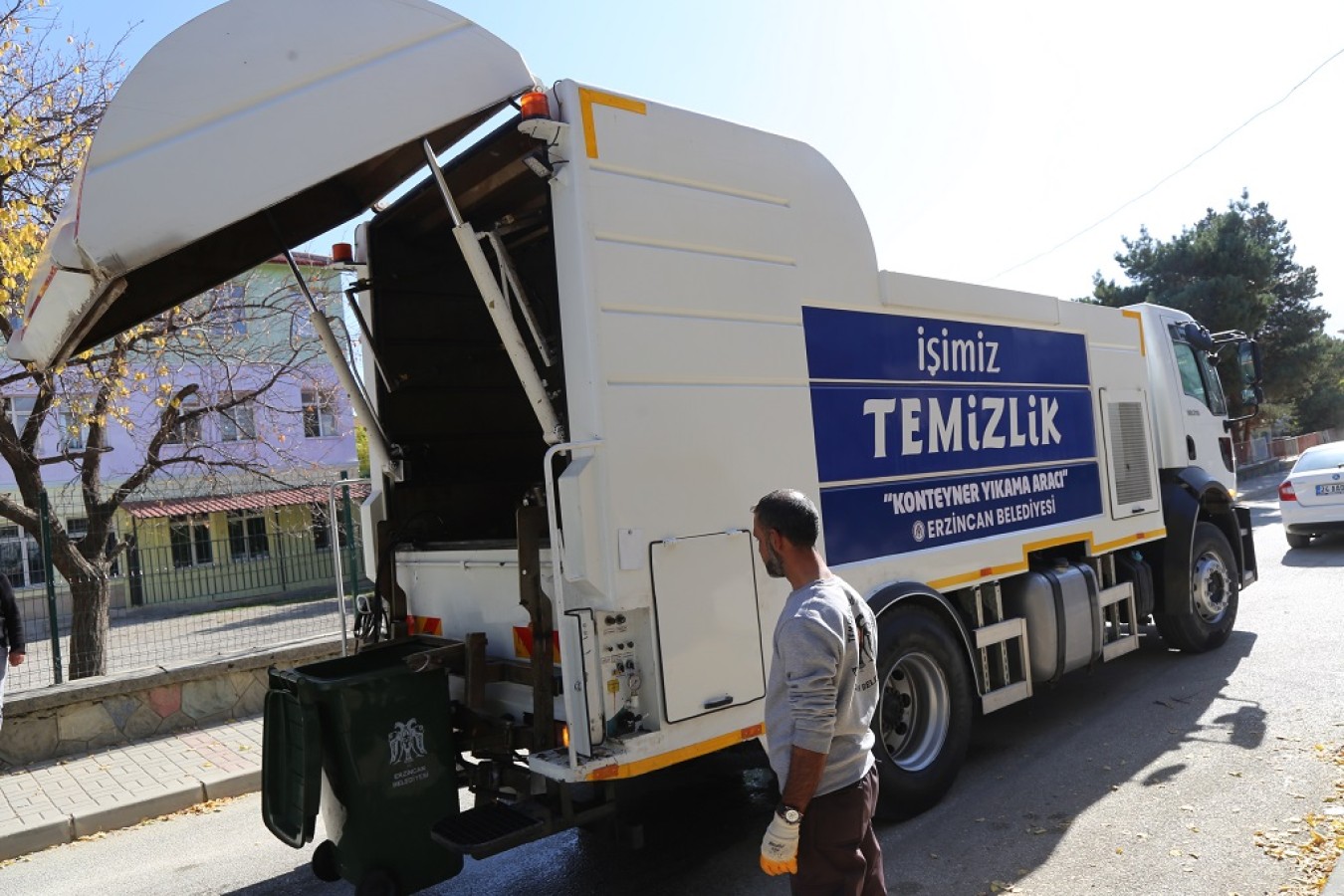 Çöp Konteynerlerini düzenli olarak yıkayarak dezenfekte ediyoruz