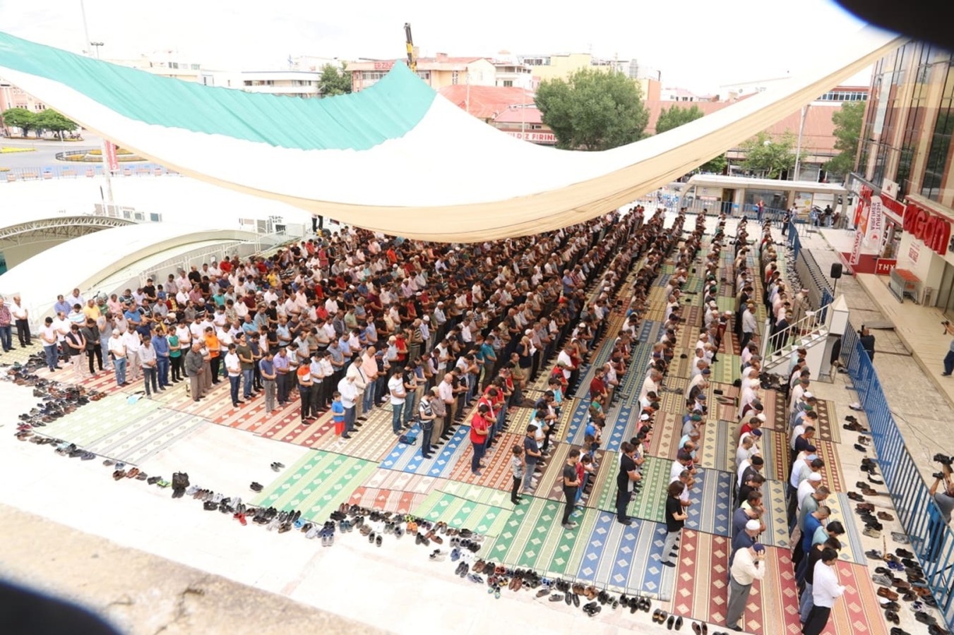 Cuma Namazı Cumhuriyet Meydanı’nda Kılındı