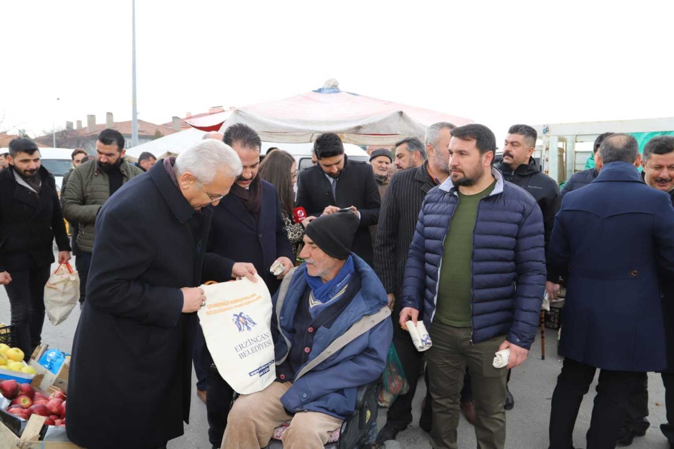 Cumartesi Pazarında Bez Torba Dağıtıldı