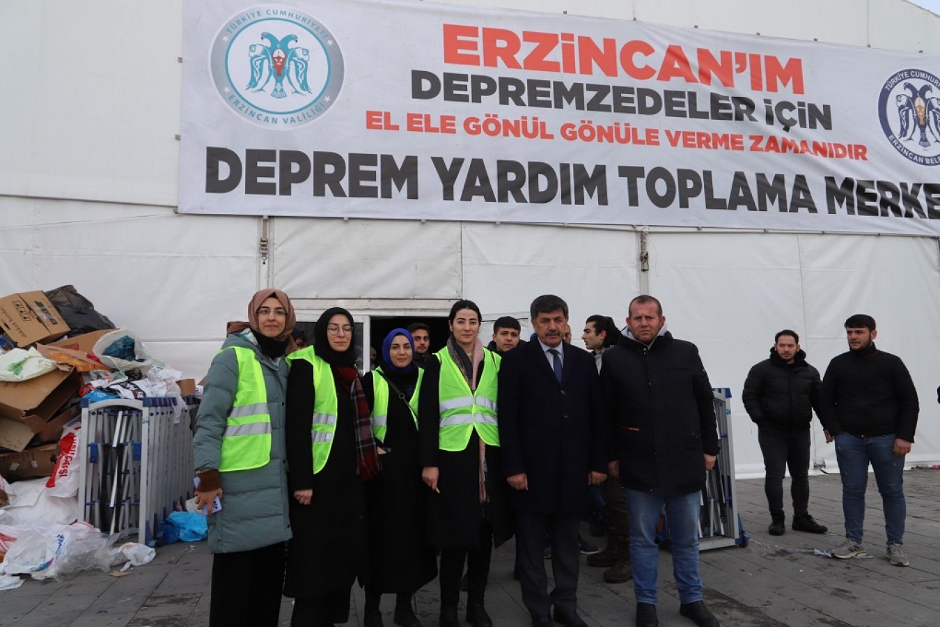 Depremzedeler için yardım toplama işi devam ediyor