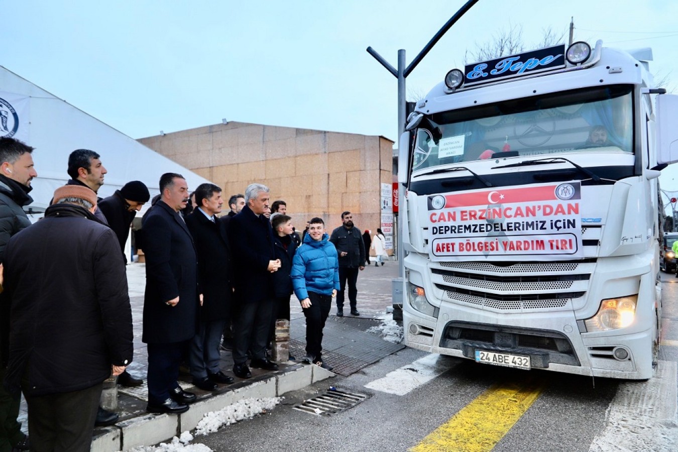 Depremzedelere ulaştırılmak üzere ilk yardım Tır'ı yola çıktı