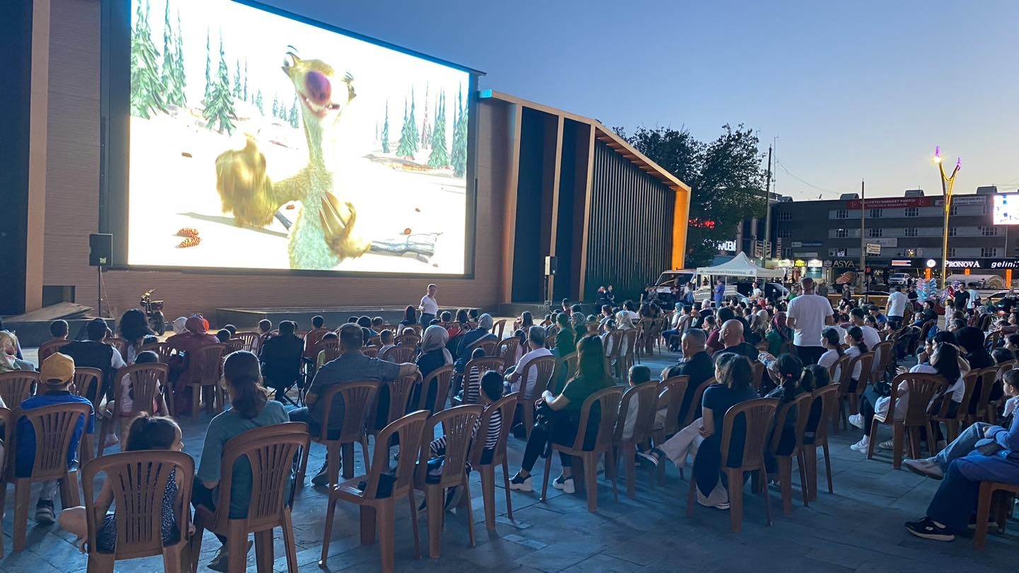 Dev Ekranda çocuklara sinema keyfi. Bütün sandalyeler çocuklarımıza ait.