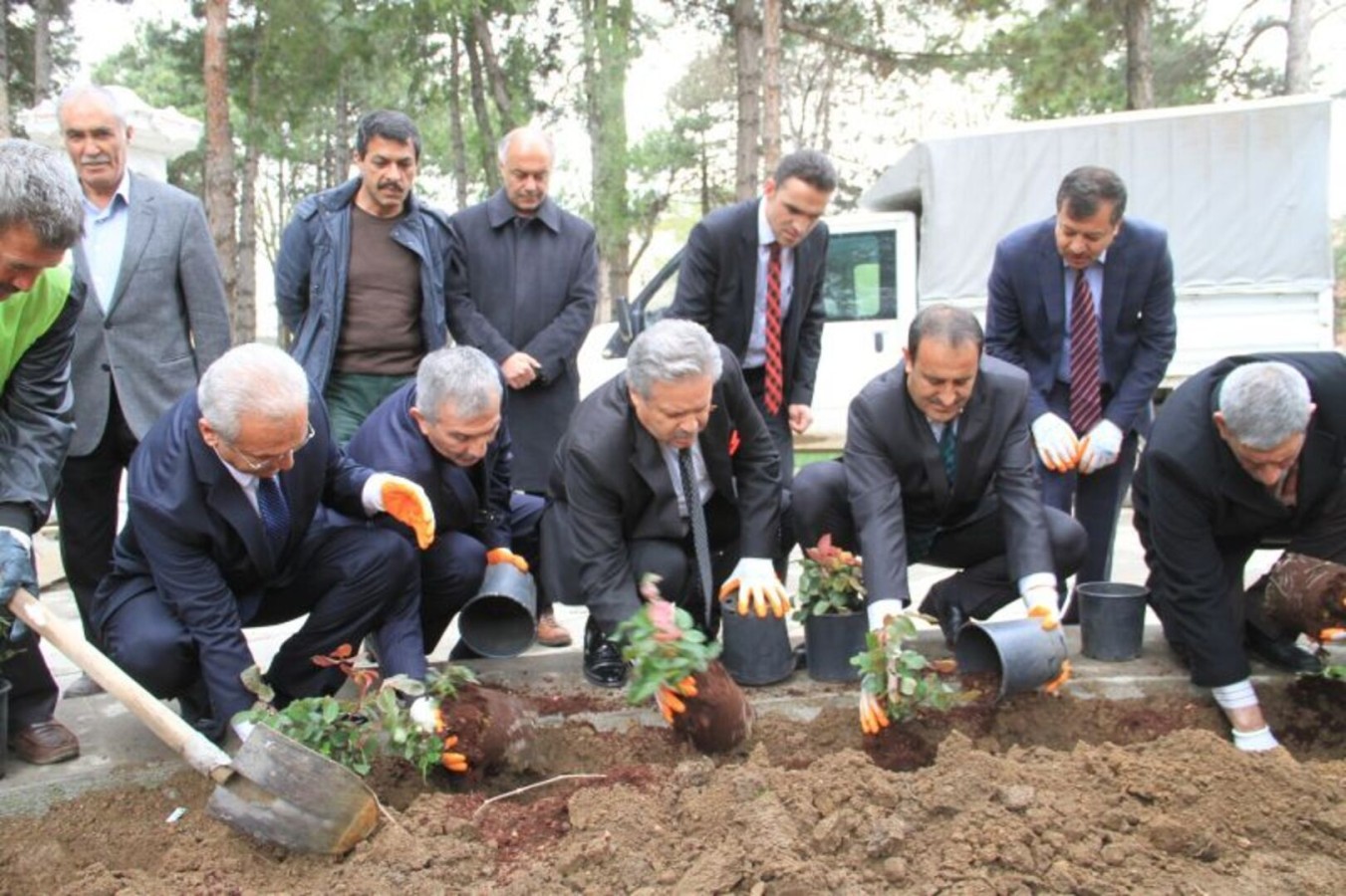 DOSTLAR DERNEĞİNDEN 571 ADET GÜL