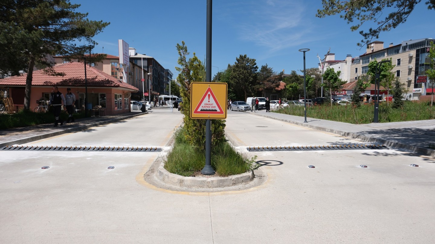 EBYÜ Mengücek Gazi Eğitim ve Araştırma Hastanesi Dörtyol Yerleşkesi içerisinde ve çevresindeki tek yönlü yollara kapan sistemi kuruldu