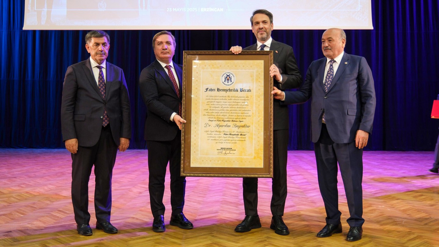 Enerji ve Tabii Kaynaklar Bakanı Sn. Alparslan Bayraktar’a Fahri Hemşehrilik Beratı verildi.