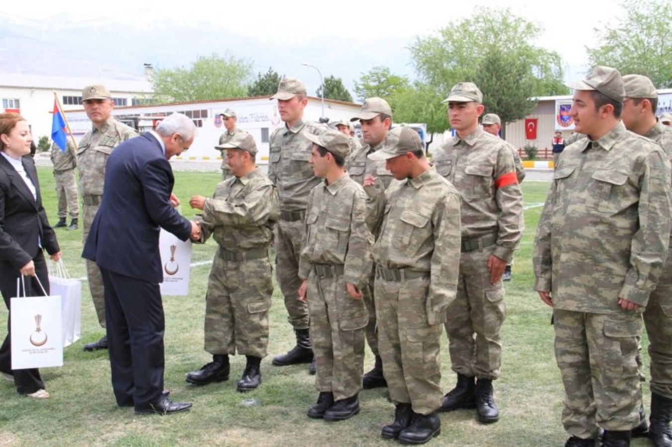 ENGELLİ GENÇLER BİR GÜNLÜĞÜNE TEMSİLİ ASKERLİK YAPTILAR