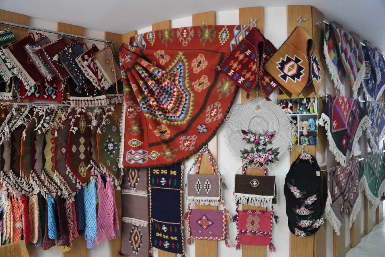 ERMEK Kursiyerlerinin El Emeği Göz Nuru Eserleri Satışa Sunuluyor