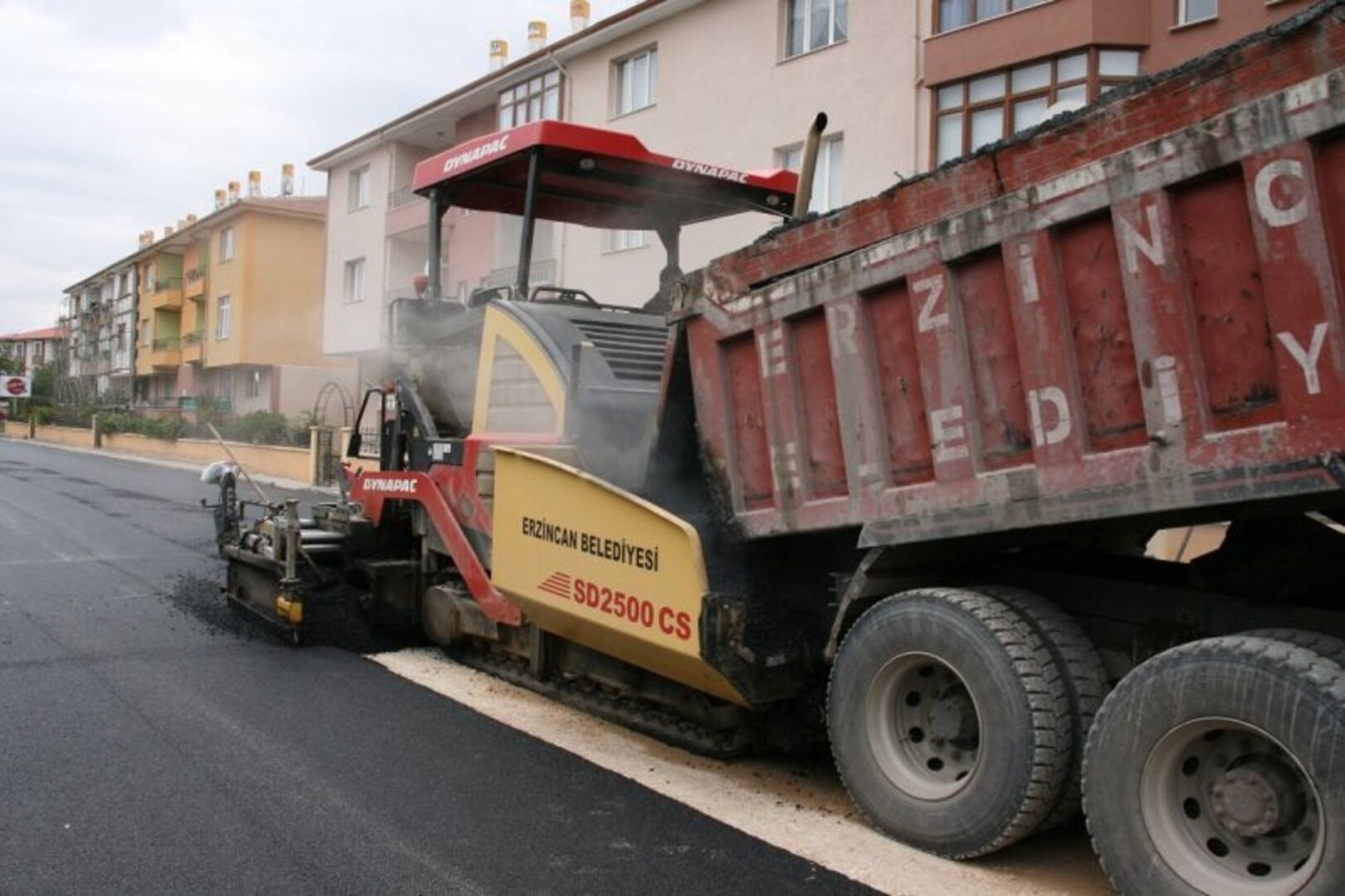 Erzincan 3 bir yandan asfaltlanıyor.