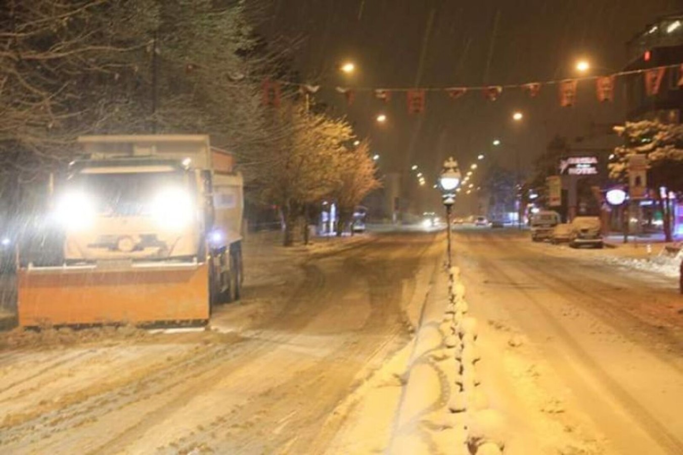 ERZİNCAN BELEDİYESİ 300 PERSONEL 25 ARAÇLA 24 SAAT HİZMET VERİYOR