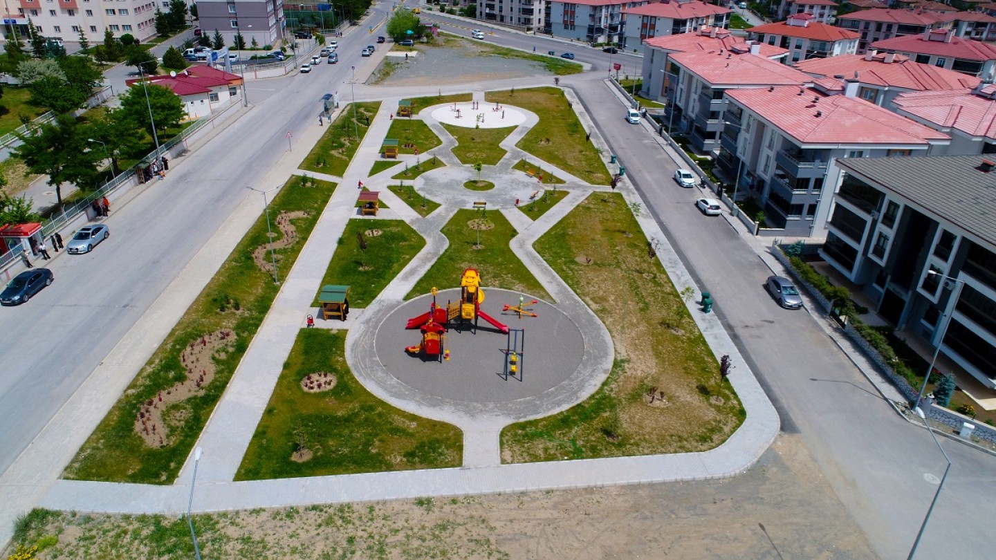 Erzincan Belediyesi daha yeşil bir Erzincan için şehir genelinde çalışmalarını hummalı bir şekilde sürdürüyor. 