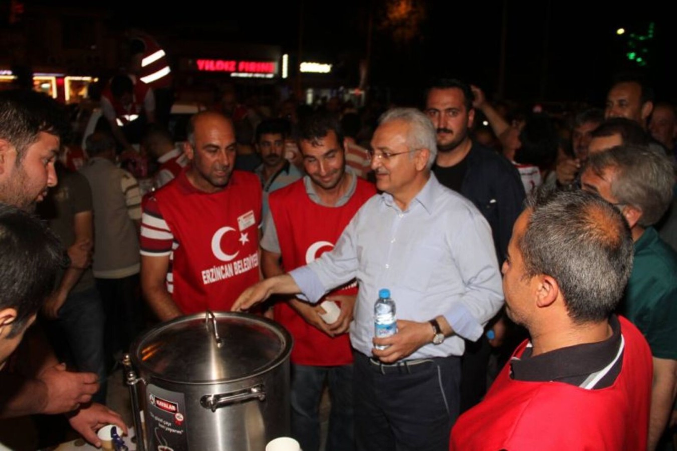 ERZİNCAN BELEDİYESİ DEMOKRASİ NÖBETİ TUTANLAR İÇİN TÜM İMKANLARINI SEFERBER ETTİ