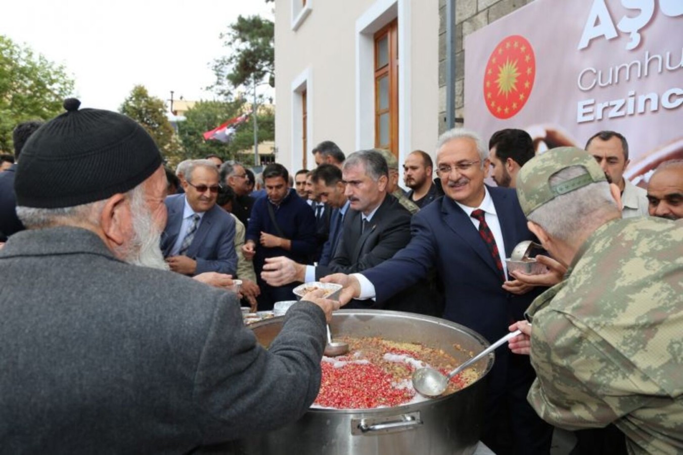 ERZİNCAN BELEDİYESİ ERZİNCAN BELEDİYESİ MUHARREM AYI MÜNASEBETİYLE AŞURE DAĞITTI
