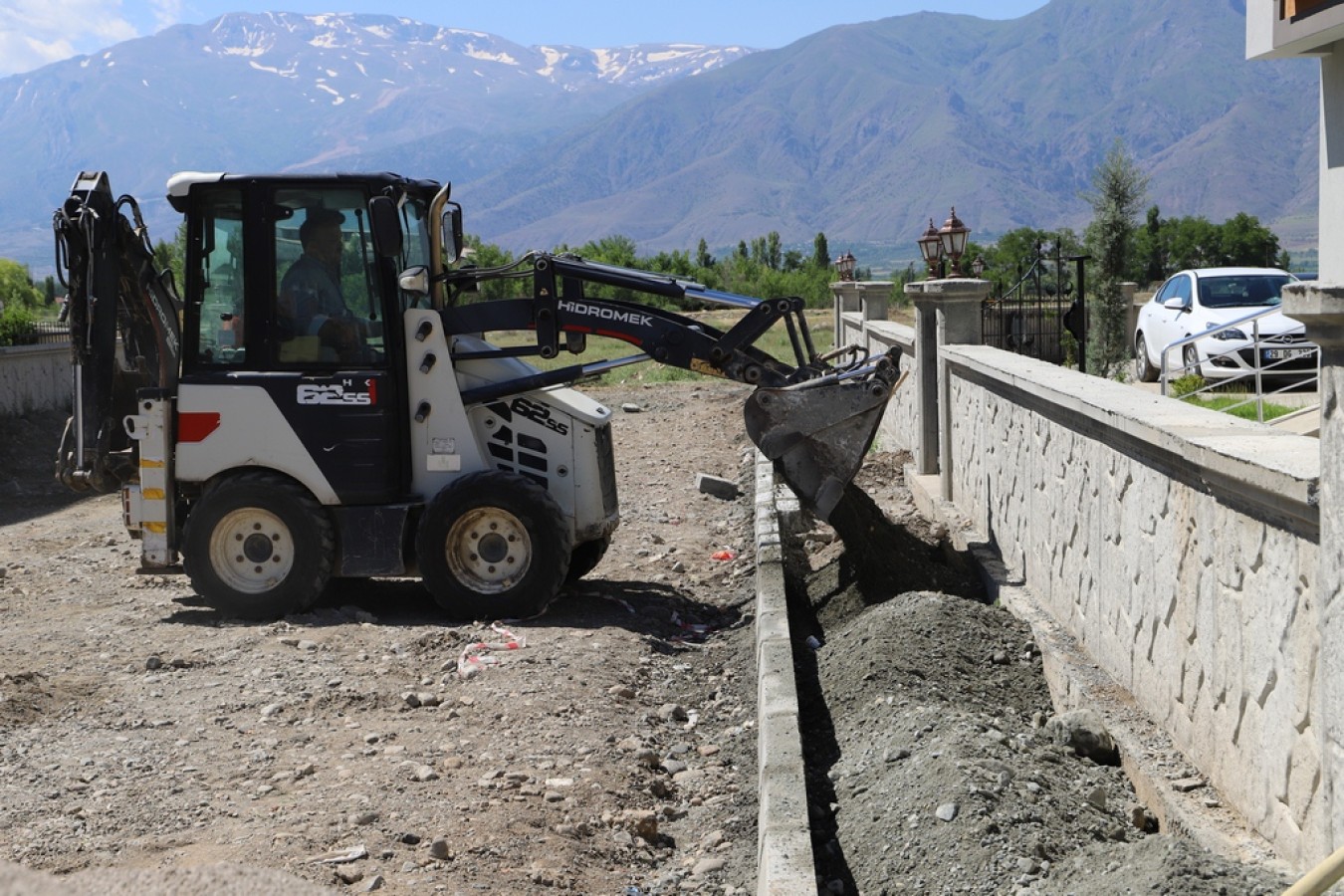 Erzincan Belediyesi Fen İşleri Müdürlüğü Ekipleri Kent Genelinde Çalışmalarını Sürdürüyor 