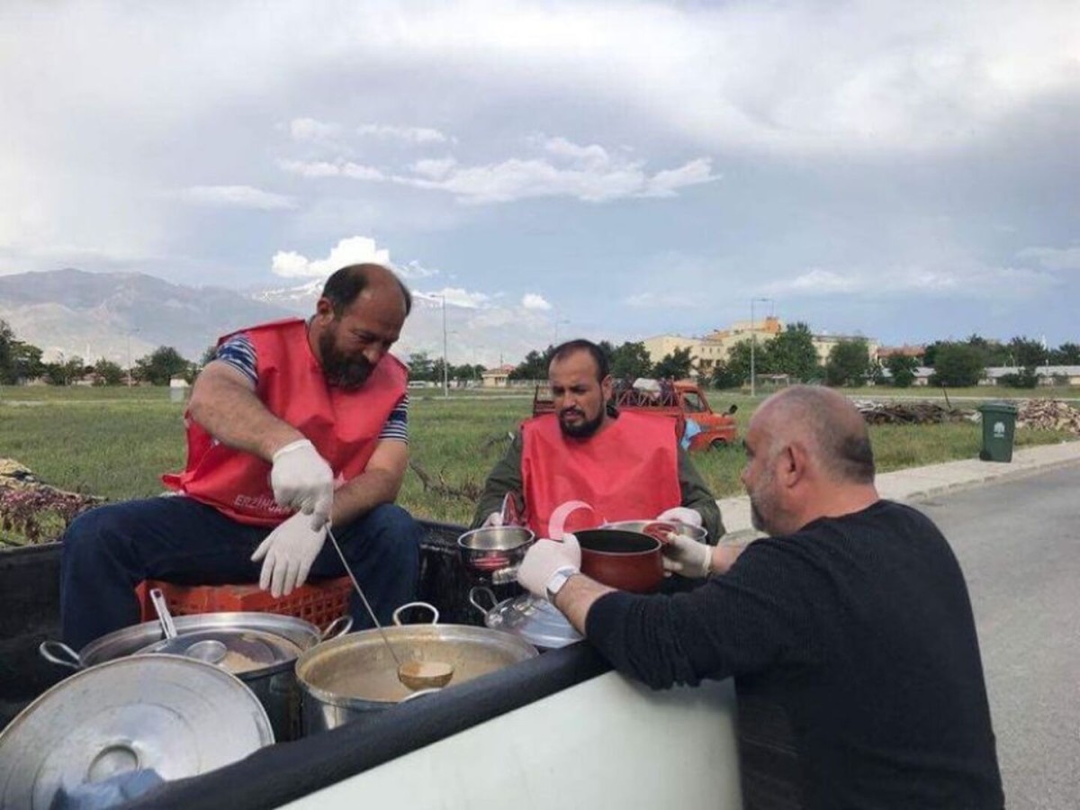 Erzincan Belediyesi ihtiyaçlı ailelerin evlerine iftar sofrası açıyor