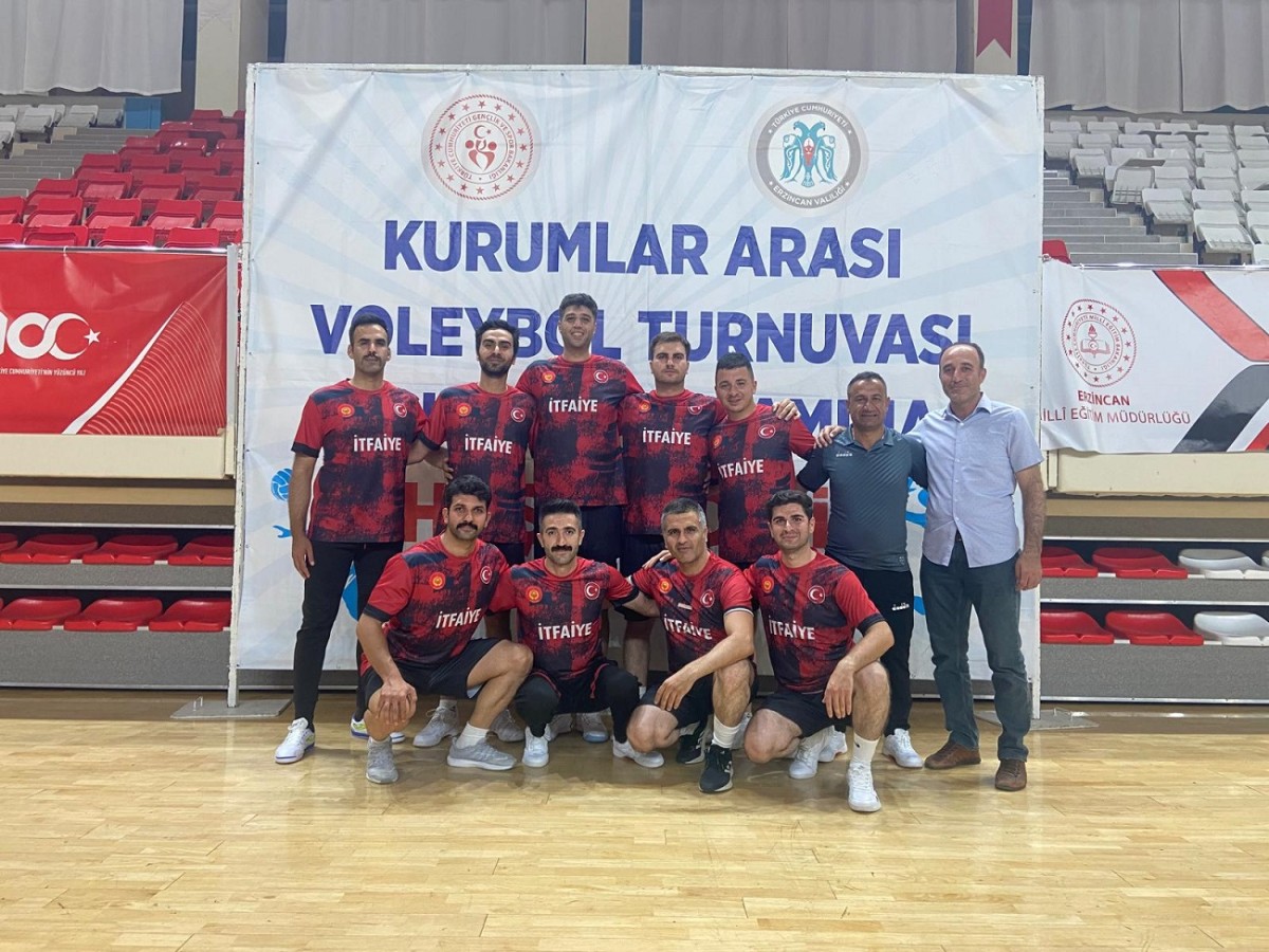 Erzincan Belediyesi İtfaiye Müdürlüğü Voleybol Takımı bir üst tura yükseldi.