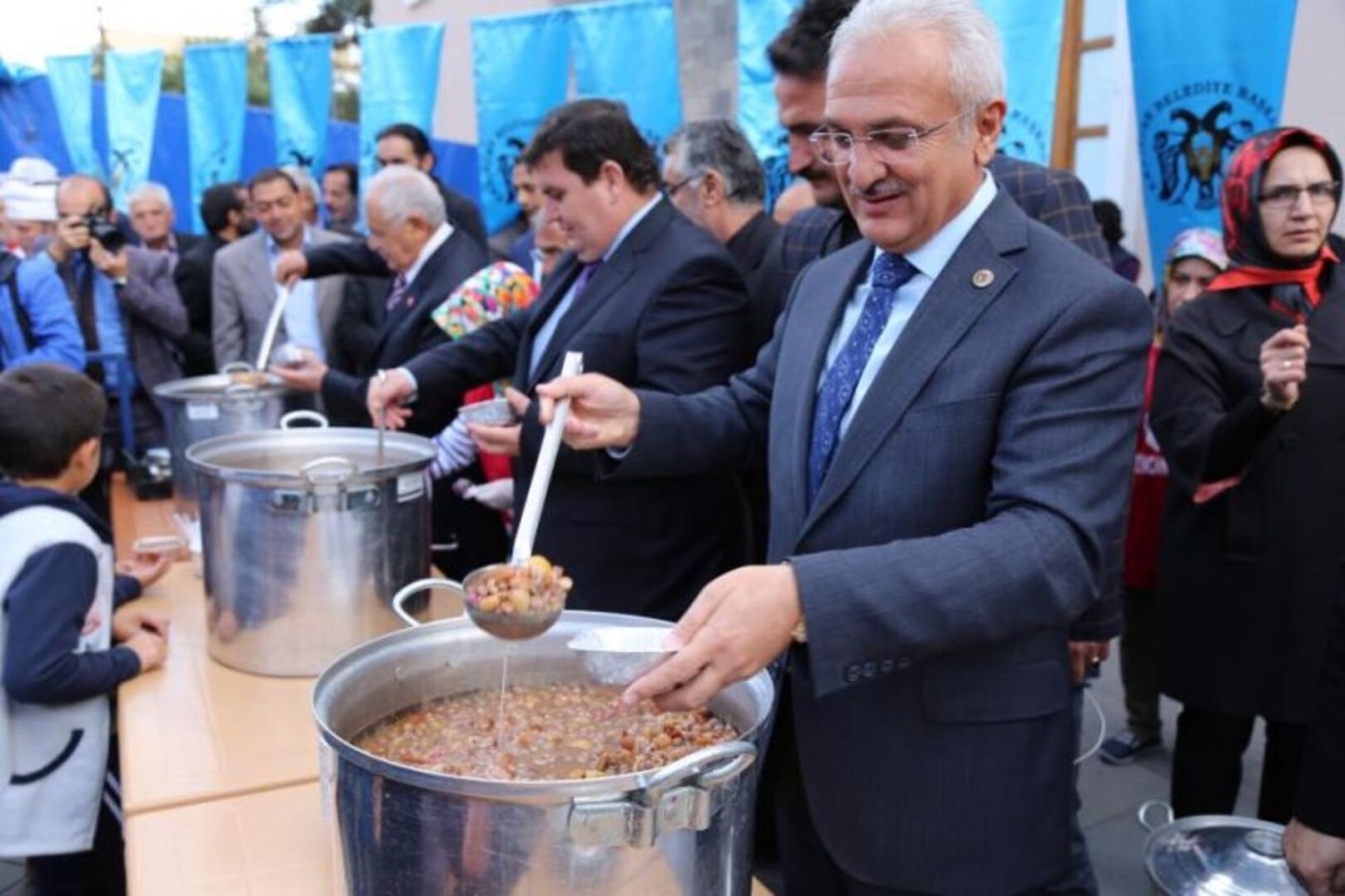Erzincan Belediyesi, Kültür Evi arkasında düzenlenen programda hemşehrilerimize aşure ikramında bulundu.