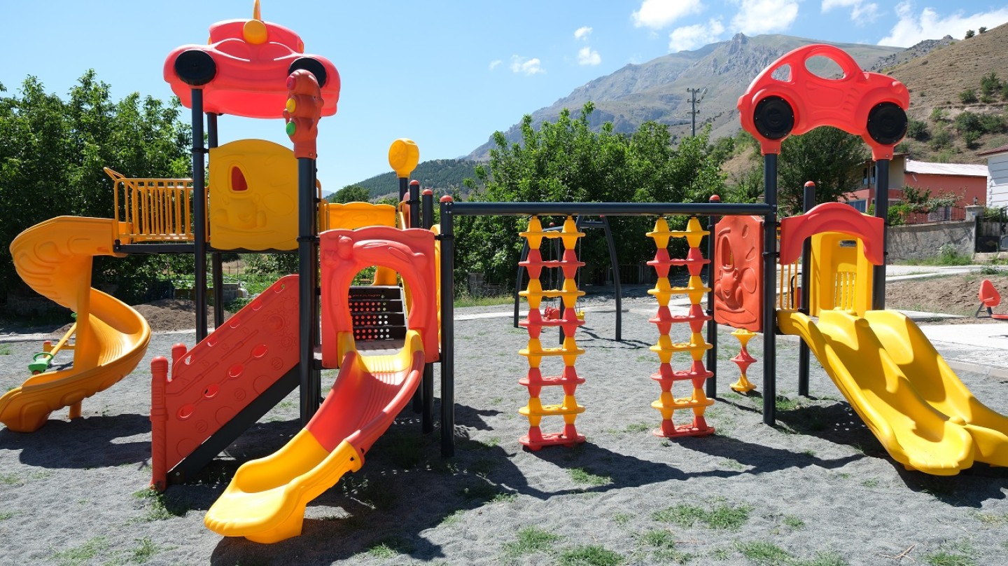 Erzincan Belediyesi mahallelerde parklar ve çocuk oyun grupları yapım çalışmalarına devam ediyor.
