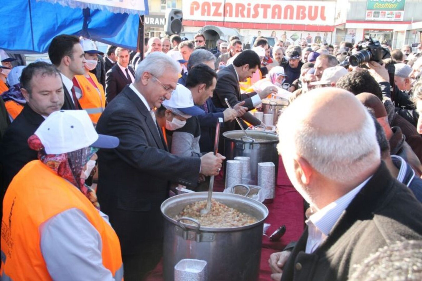 Erzincan Belediyesi Muharrem ayı münasebetiyle Aşure dağıttı.
