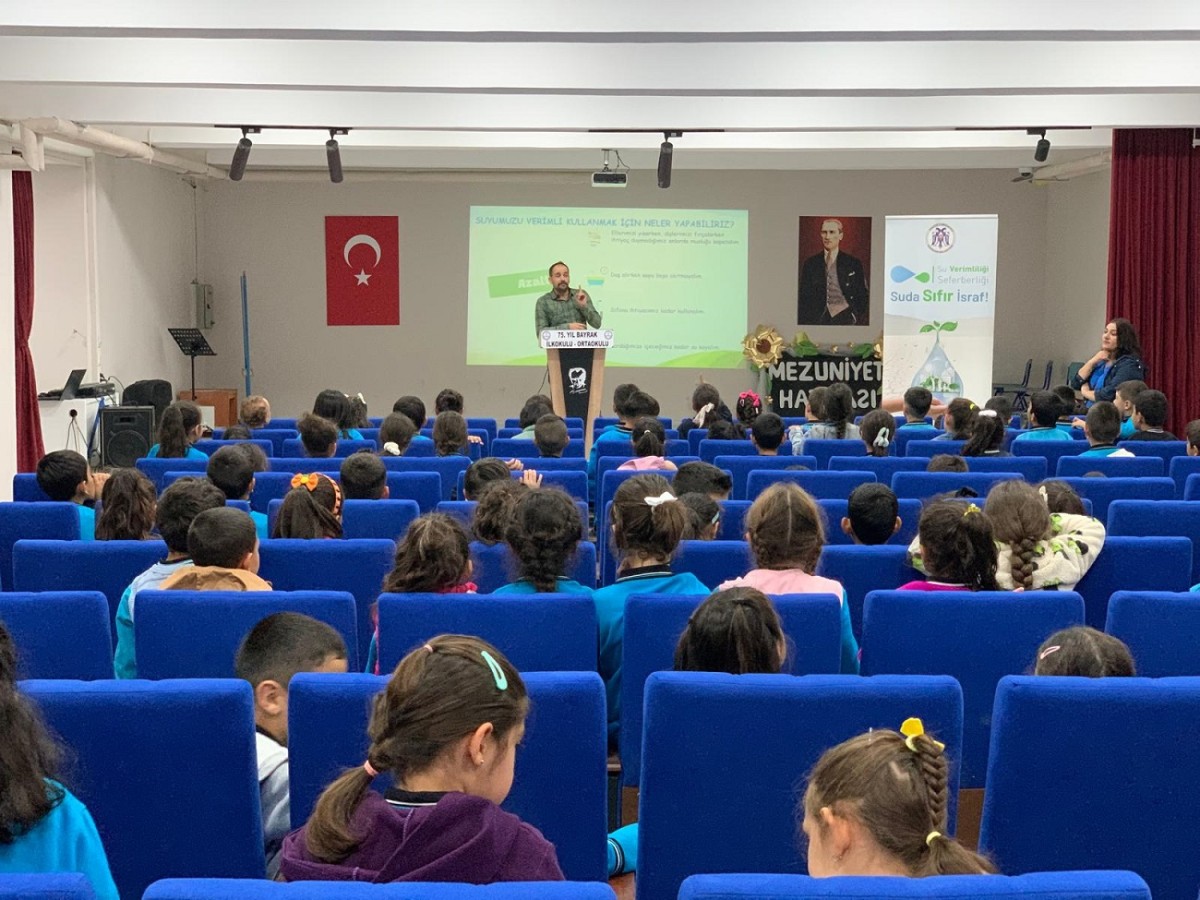 Erzincan Belediyesi, öğrencilere su tasarrufu eğitimi veriyor.