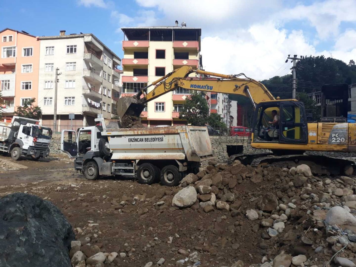 Erzincan Belediyesi Sel Felaketi Yaşanan Dereli'de Çalışmalara Destek Veriyor
