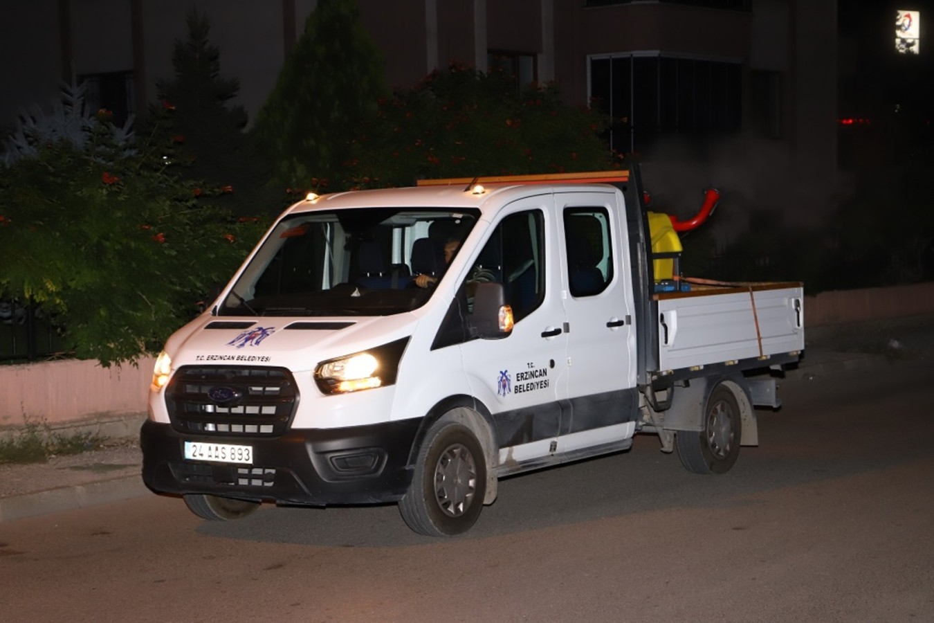 Erzincan Belediyesi sineklere karşı ilaçlama çalışmalarına devam ediyor