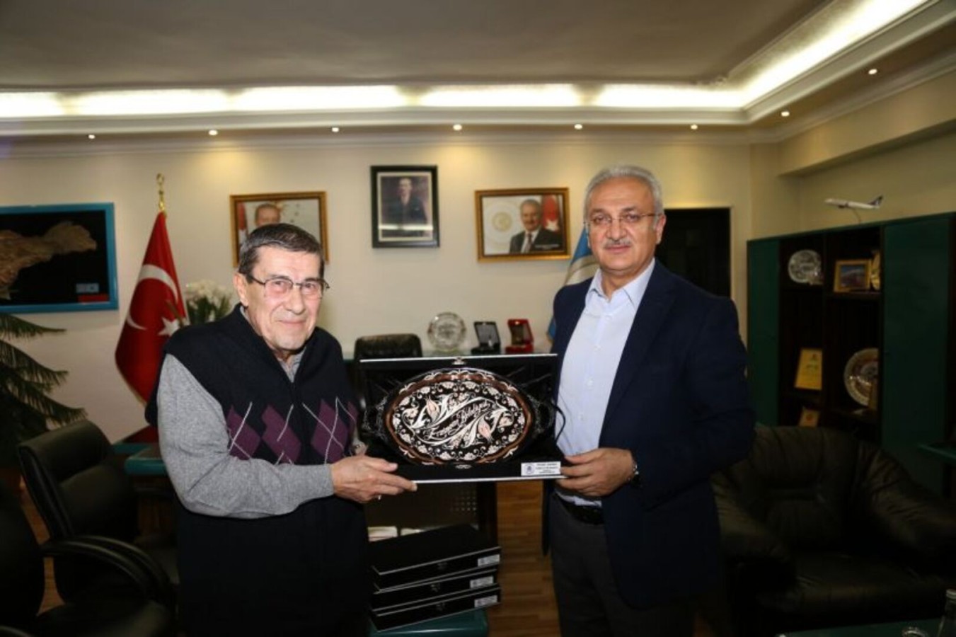 Erzincan Belediyesi Tiyatronun Duayen İsimlerini Hemşehrilerimizle Buluşturdu