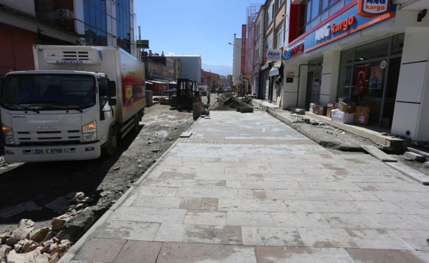 Erzincan Belediyesi tretuvar çalışmalarına Merkez Çarşısı 3. Sokakta devam ediyor.