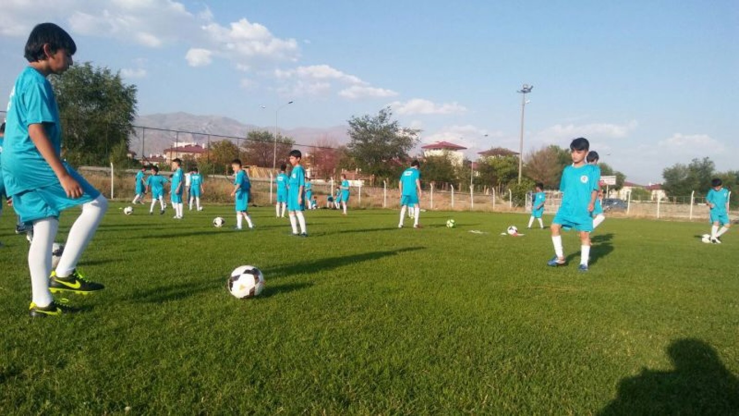 Erzincan Belediyesi Yaz Futbol Okuluna Büyük İlgi