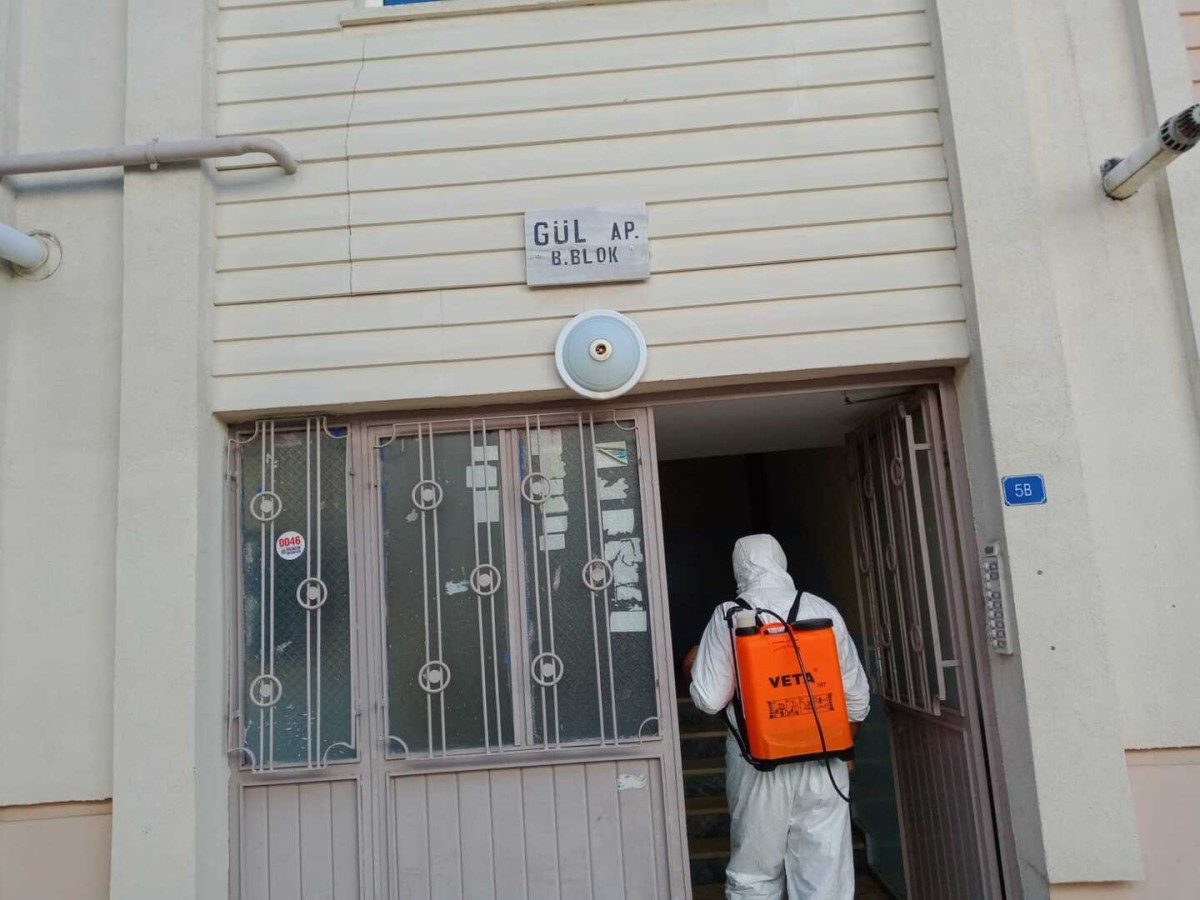 Erzincan Belediyesinden Covid-19 görülen apartmanlara müdehale