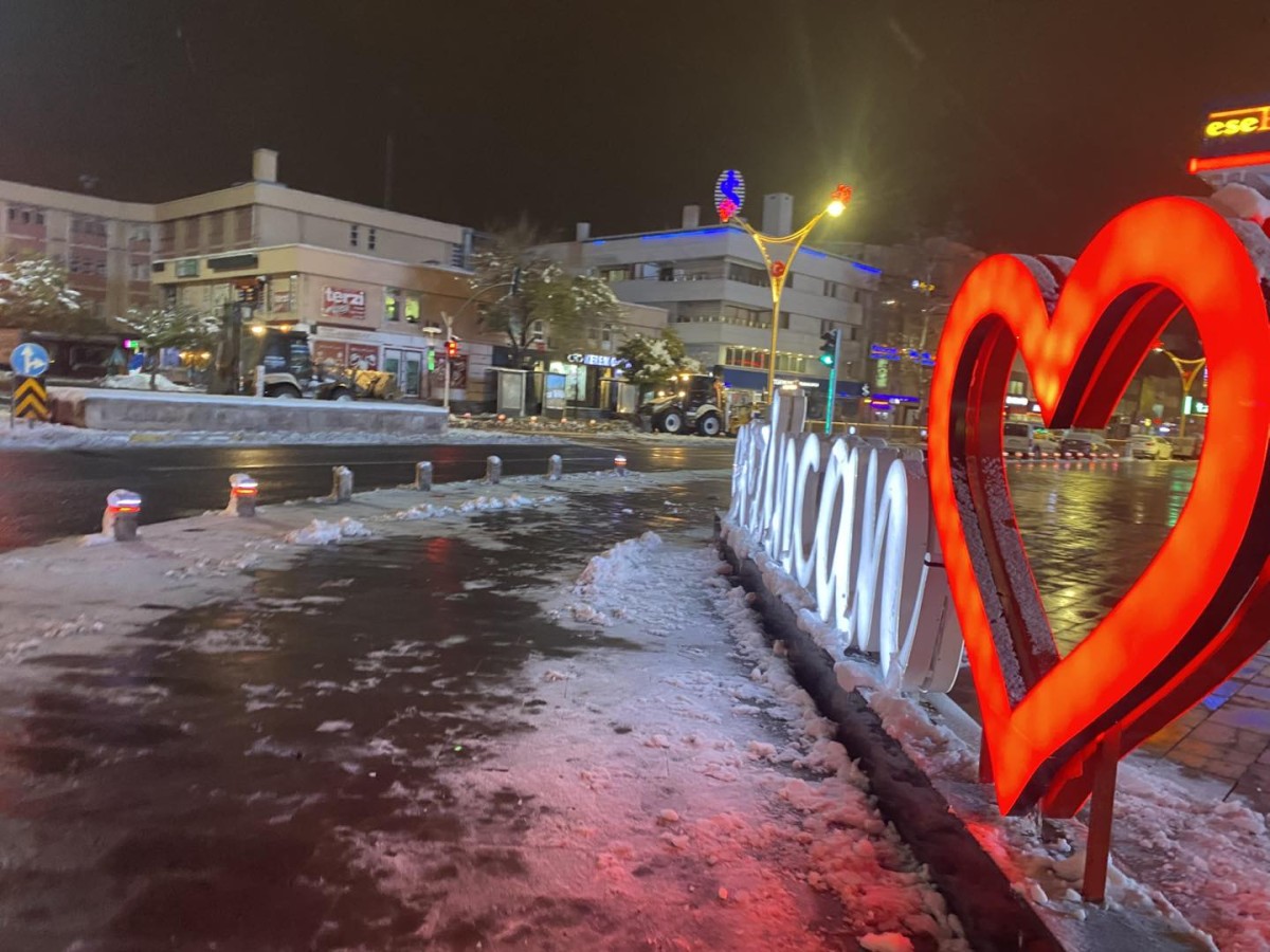 Erzincan Belediyesi’nden Karla Mücadelede Yoğun Mesai.