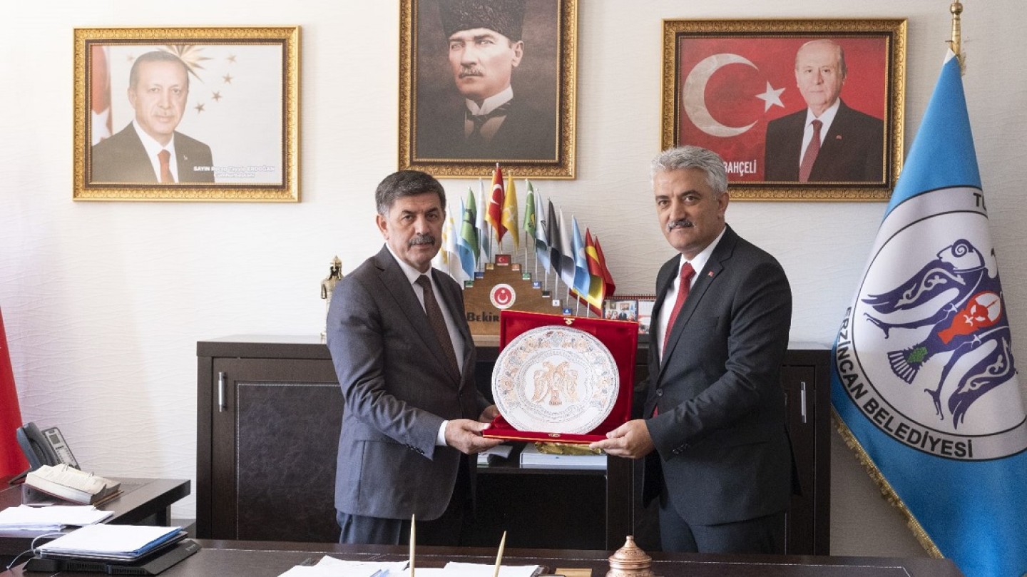 Erzincan Valisi Mehmet Makas, Belediye Başkanımız Bekir Aksun’u makamında ziyaret etti. 