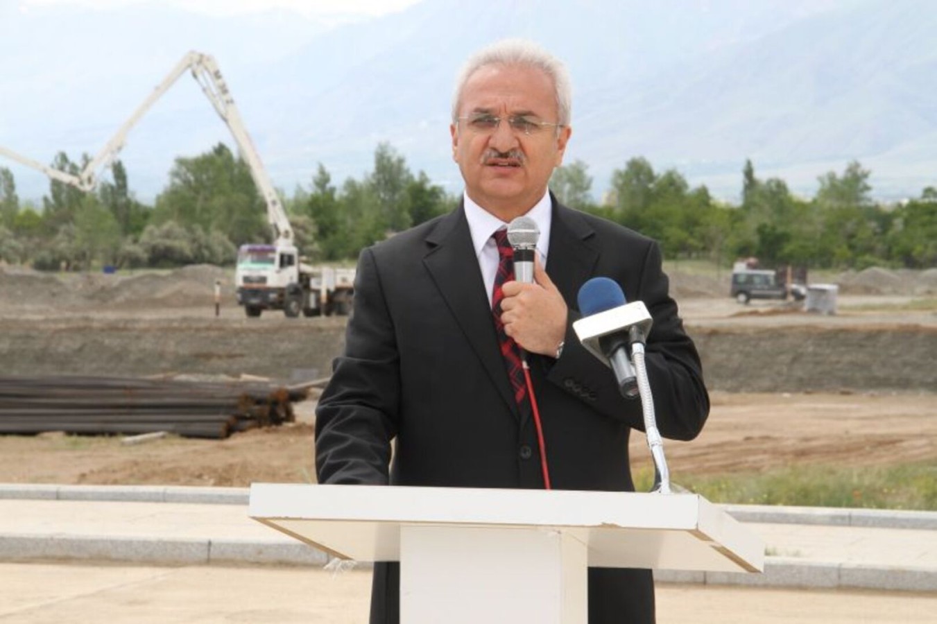 Erzincan’ın üniversitesin ’de Kongre ve Kültür merkezi temel atma töreni düzenlendi.