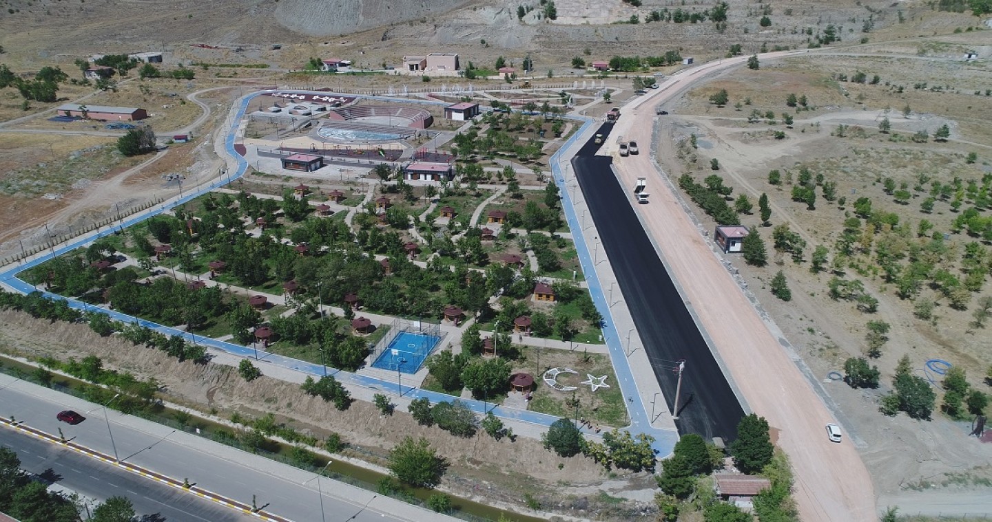 Esentepe yolunda asfalt serim çalışması yapılıyor