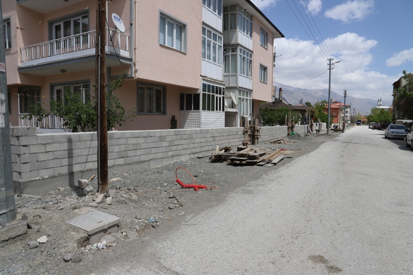 Fen İşleri Müdürlüğü Ekipleri Yol ve Kaldırım Çalışmalarını Devam Ettiriyor