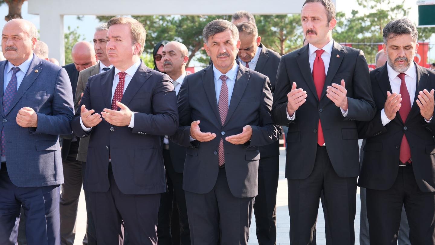 Garnizon Şehitliğinde 15 Temmuz Demokrasi ve Milli Birlik Günü Dolayısıyla Anma Programı Düzenlendi.