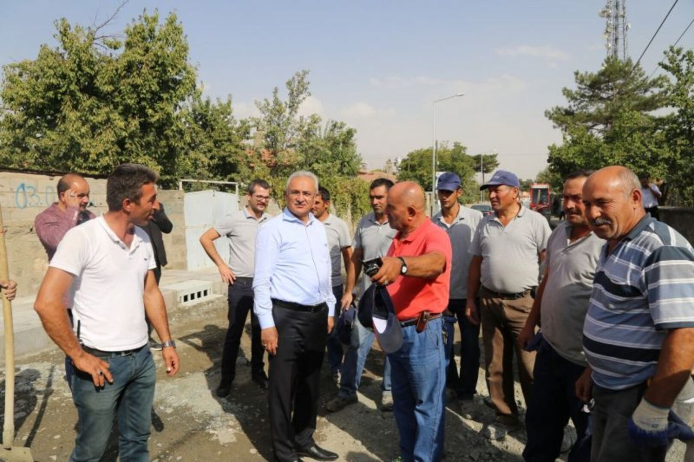 GÜLABİBEY MAHALLESİNDE ÜSTYAPI ÇALIŞMALARI DEVAM EDİYOR