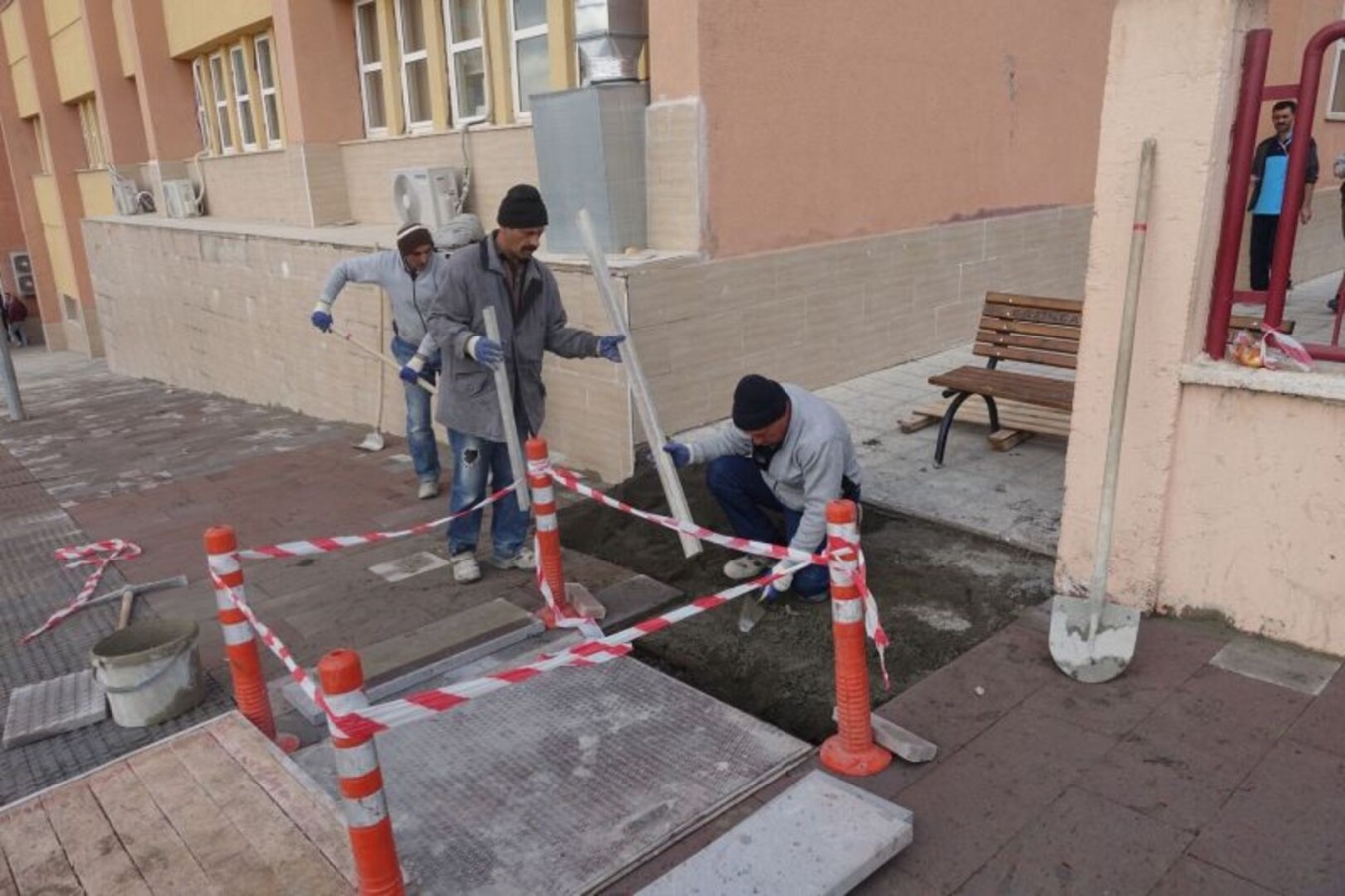 Hastahane Çevresinde Kaldırım İmalatı Çalışmalarımız Devam Ediyor